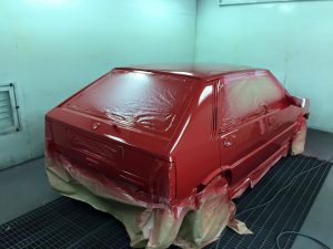 Taller chapa y Pintura Fuencarral pintando coche 2